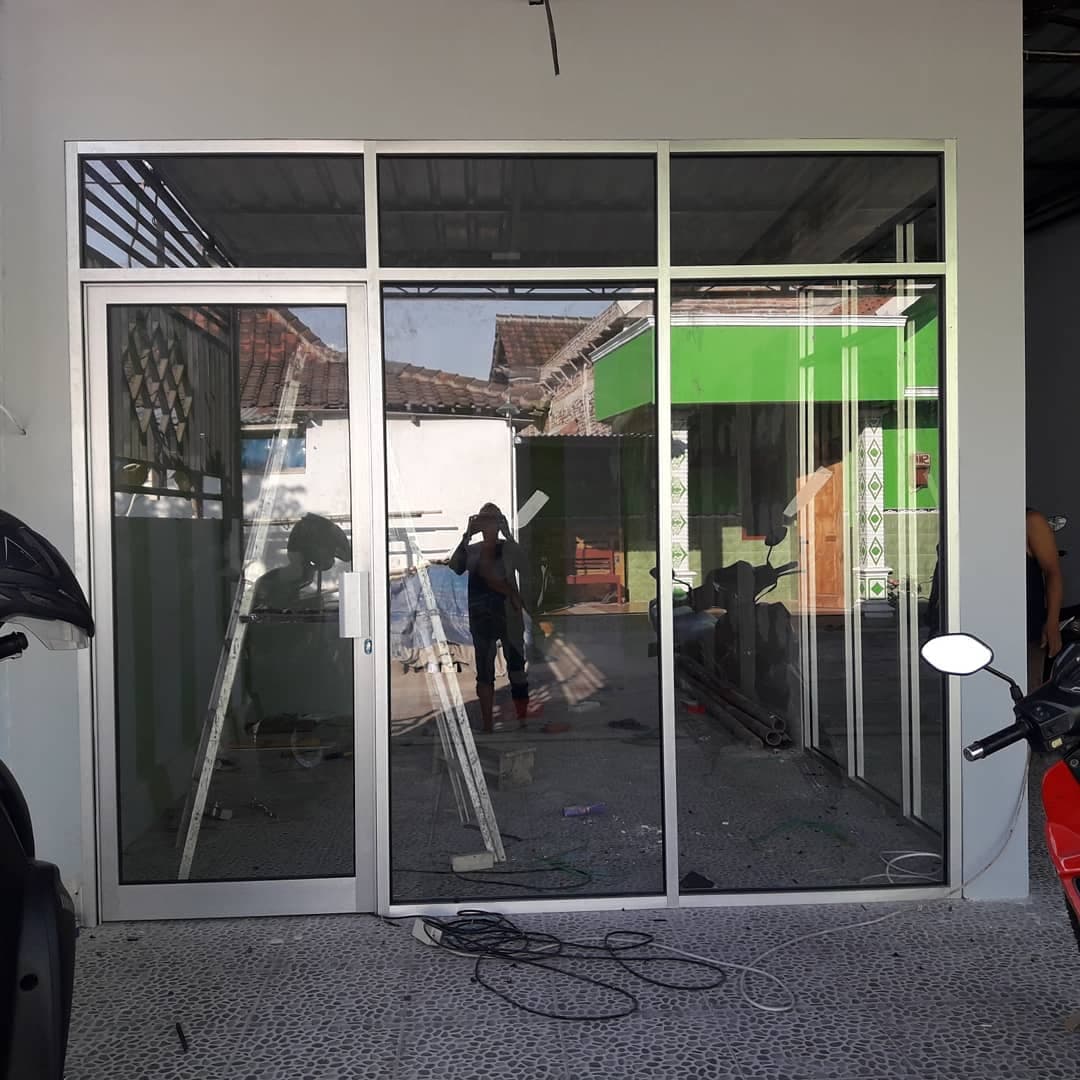 Pemasangan Partisi Toko